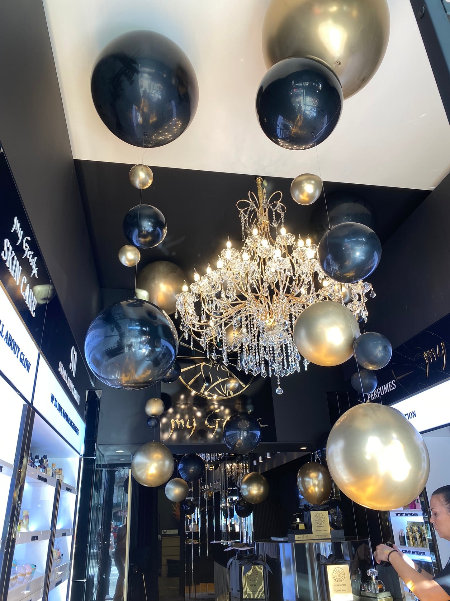 Floating balloons (various sizes)